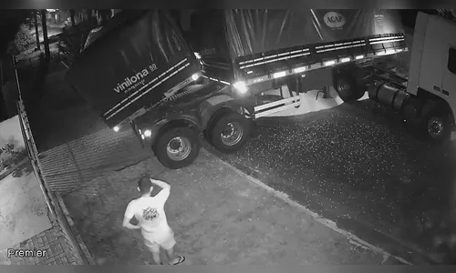 Vídeo mostra momento em que carreta tomba em Apucarana; veja