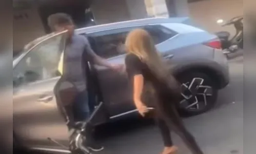 Esposa flagra marido saindo de motel com outra mulher e vídeo viraliza