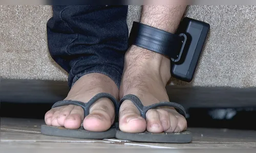 Homem com tornozeleira é preso após invadir casa e ameaçar morador