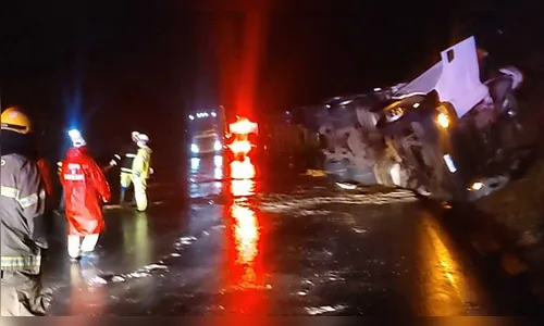 Motorista morre após caminhão tombar na BR-373 no Paraná