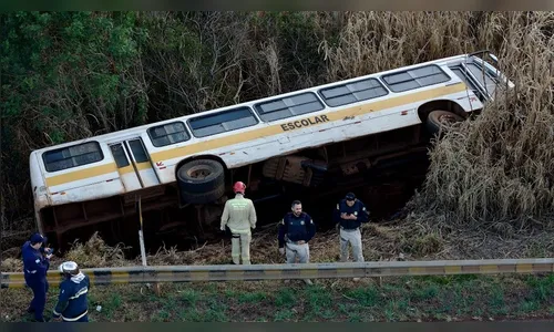 Ônibus com 25 crianças a bordo 'desliga sozinho' e tomba na BR-277