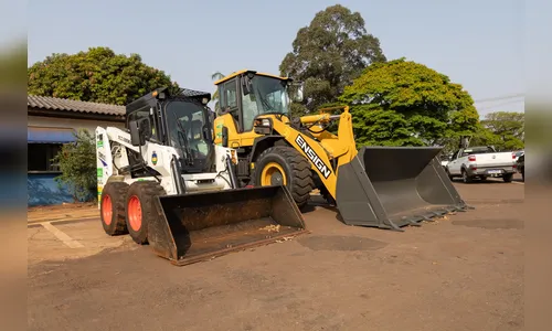 Apucarana recebe duas máquinas para conservação de estradas rurais
