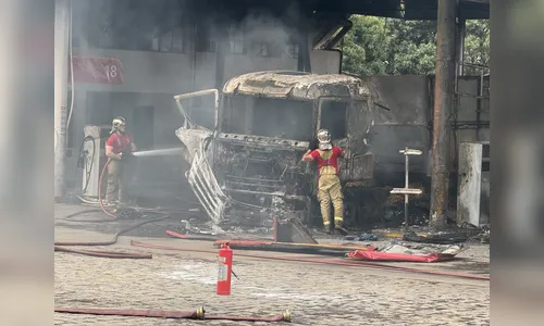 Carreta fica destruída após pegar fogo enquanto era abastecida; vídeo