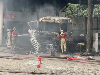 Os bombeiros controlaram as chamas