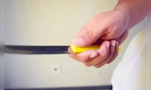 Adolescente ameaça mãe com faca e foge em Arapongas