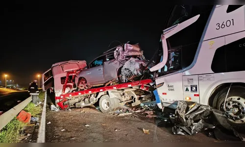 Motorista de ônibus morre após engavetamento com caminhões na BR-277