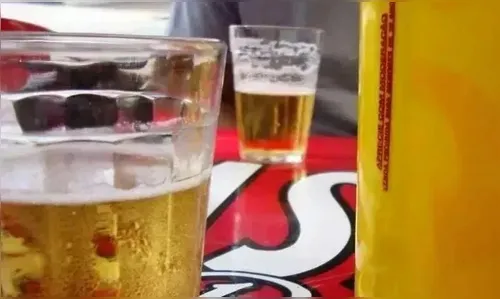 Homem com tornozeleira faz ameaças em bar e 'dá trabalho' para a PM