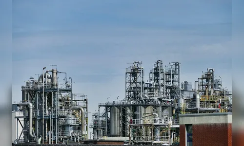 Petróleo fecha em alta em correção após queda recente