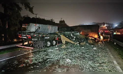 Caminhão com vidros tomba e causa engavetamento com 6 veículos no PR