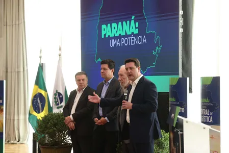 Ratinho Junior começou sua apresentação citando os principais índices econômicos, como o crescimento de 5,8% do PIB.