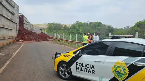 Segundo a PRE, viaduto e marginais foram totalmente interditados nos dois sentidos por questões de segurança