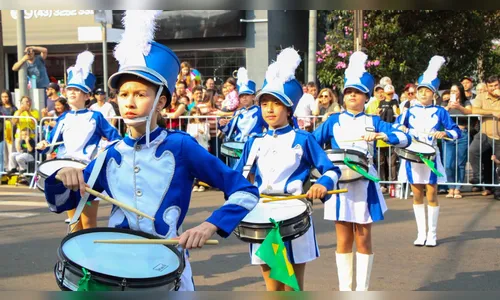 Desfile cívico levou multidão para Avenida Arapongas; veja como foi