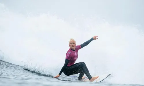 Tati Weston-Webb vence Molly Picklum e Italo arranca virada no surf