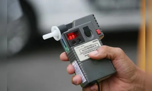 Motociclista bêbado bate em carros estacionados ao tentar ir para casa