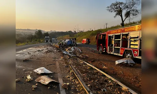 Caminhoneiro fica preso às ferragens após tombamento em Apucarana