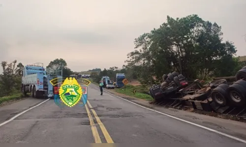 Caminhoneiro fica ferido após carreta de Santa Catarina tombar no PR