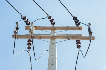 Trabalhadores estavam mexendo em um poste de energia