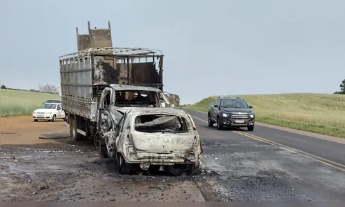Motorista fica em estado grave após veículos pegarem fogo em acidente