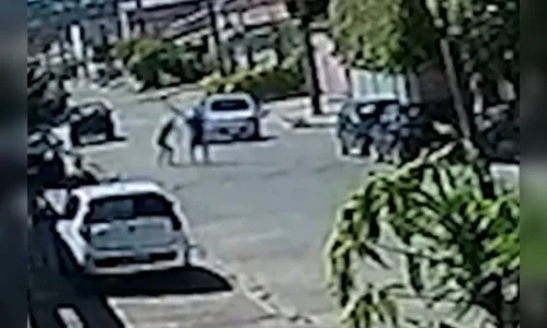 Vídeo mostra homem sendo morto a pauladas no meio da rua; veja