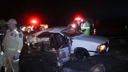 Veículo Corcel ficou praticamente destruído com o acidente