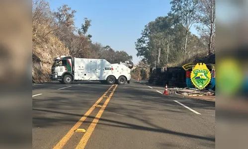Caminhoneiro fica ferido após veículo tombar na PR-444 em Arapongas