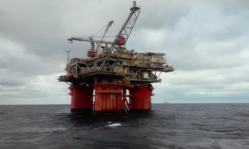 Petróleo sobe com sanções dos EUA ao Irã, mas cai pela 3ª semana