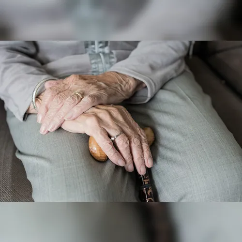 Idosa é agredida pelo filho e pede ajuda a vizinho em Califórnia
