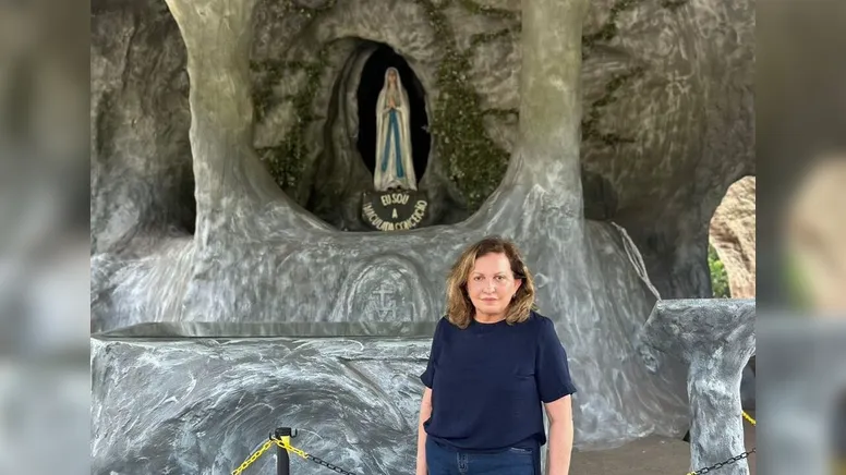 A pesquisadora e escritora Lílian Marçal de Oliveira visitou o Parque da Redenção, em Apucarana (PR)