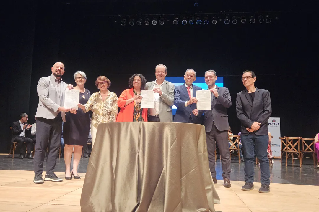 A cerimônia de abertura foi nesta segunda-feira (07), no Teatro Calil Haddad, em Maringá