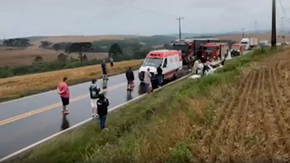 A colisão frontal ocorreu por volta as 11h30