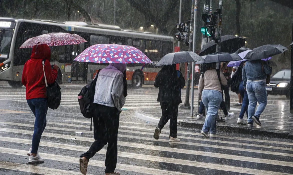 chuva forte e ventos acima de 70 km/h