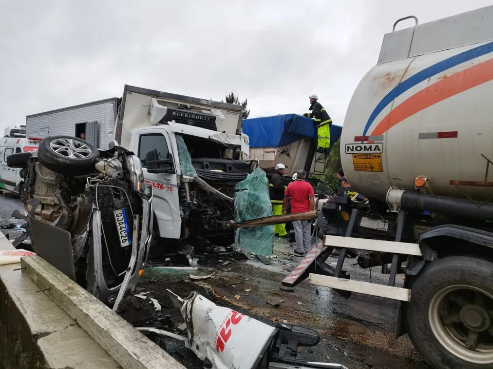 Ao todo,17 veículos se envolveram nos acidentes