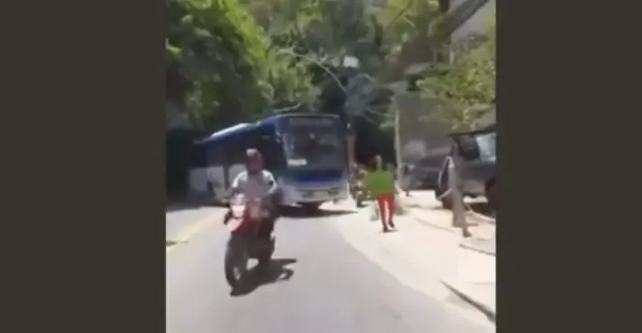 Barricada de ônibus