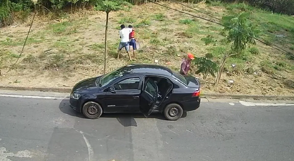 Câmera flagrou criminosos levando a vítima para mata