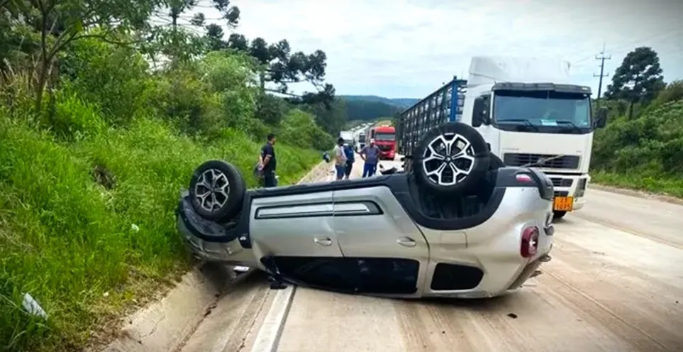 Carro capotou em Palmas, no Paraná