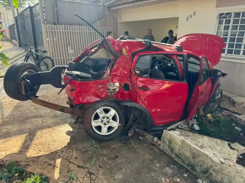 Carro ficou completamente destruído após acidente