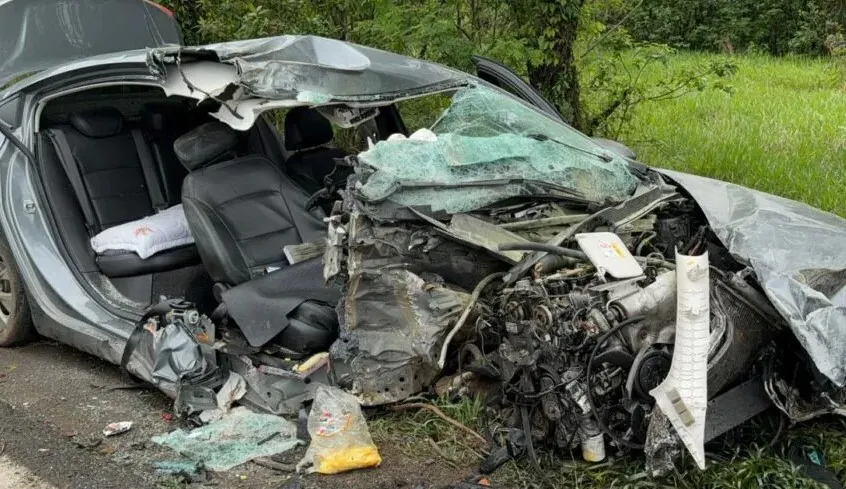 Chevrolet Cruze com placas de Santa Catarina ocupado pelo condutor e duas mulheres seguia sentido Ampére, quando acabou saindo da pista e bateu em uma árvore.