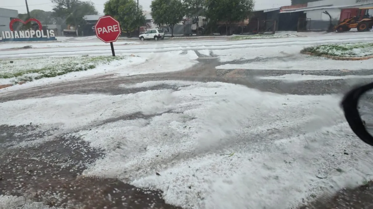 Chuva de granizo atingiu Lidianópolis nesta tarde