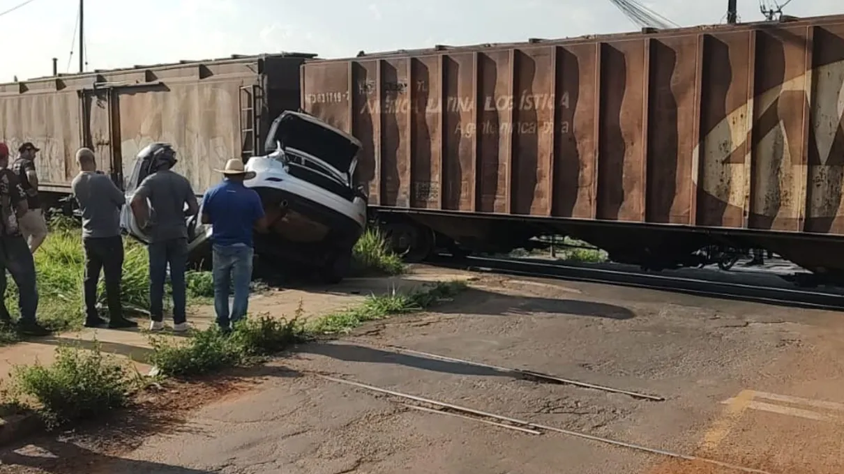 Colisão foi registrada por volta das 16 horas na Rua Hermes da Fonseca, no Jardim Monções