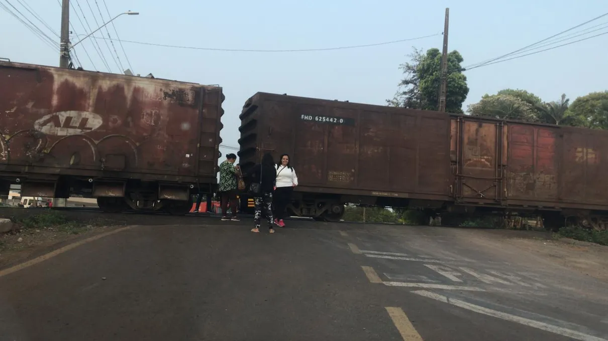 Carro foi arrastado por mais de 150m em Apucarana nesta sexta (4)