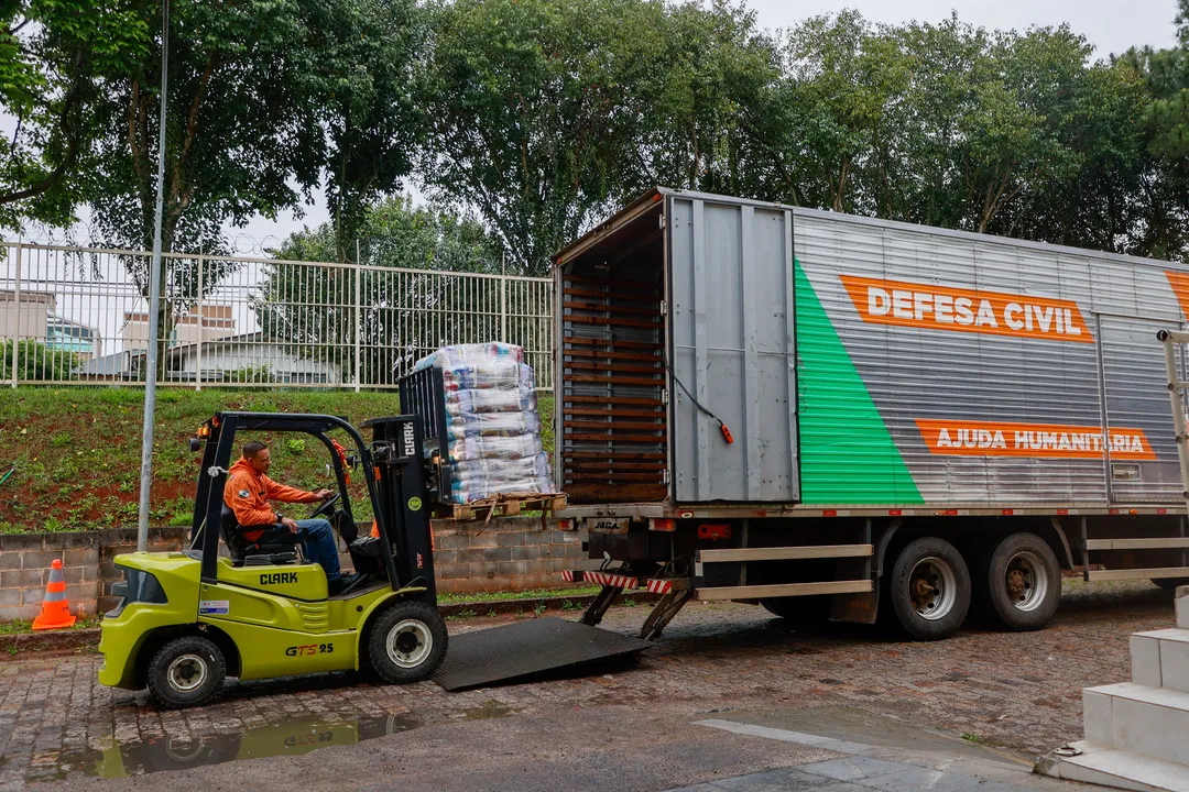 Dois caminhões carregados com itens de ajuda humanitária partiram na manhã desta sexta(11)