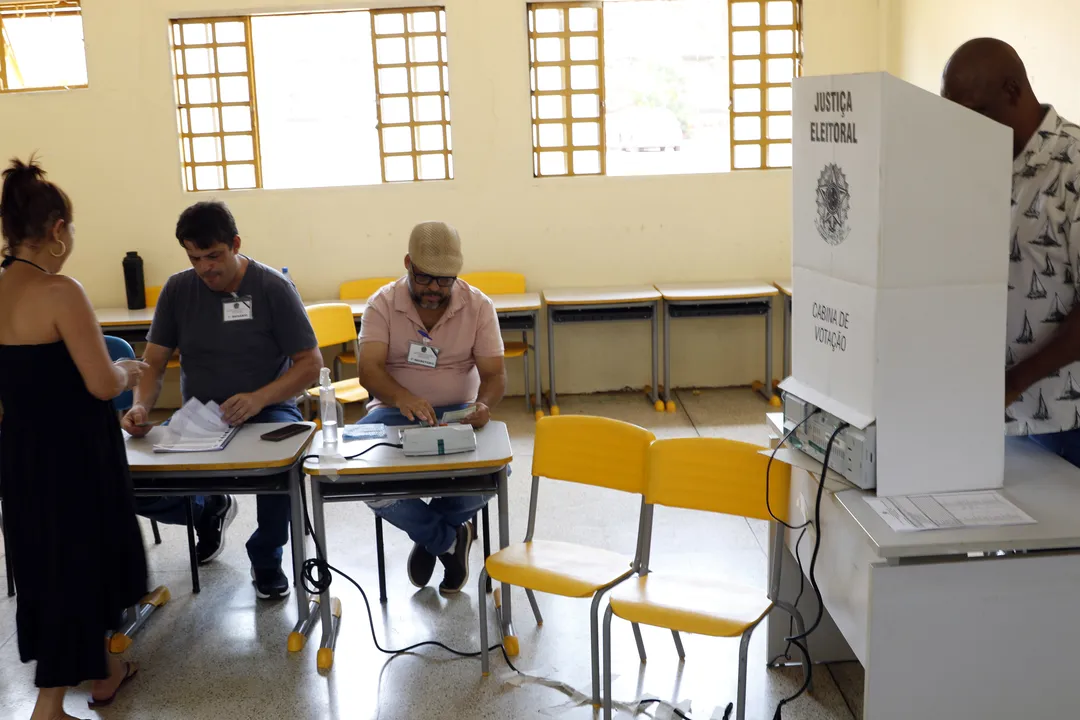 Eleitores durante votação no último domingo (27)