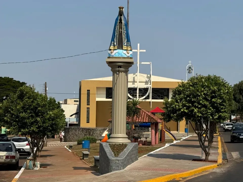 Em agosto, monumento de Nossa Senhora Aparecida foi instalado em frente à igreja