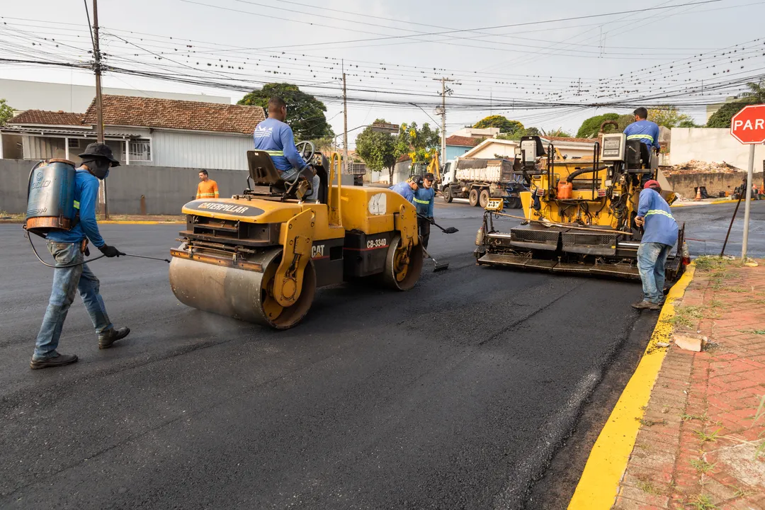 Empreiteira realiza recape em rua de Apucarana