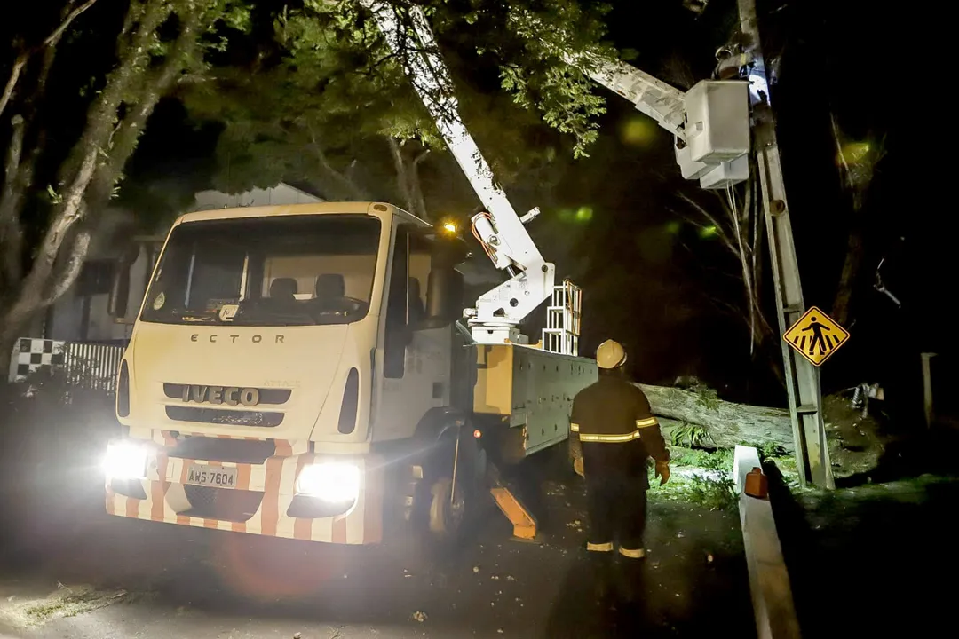 Equipes da Copel atuam em todo Paraná para restabelecer energia