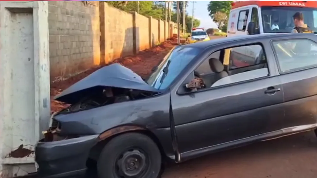 Família estava em um Gol que bateu contra um poste na marginal da BR-369