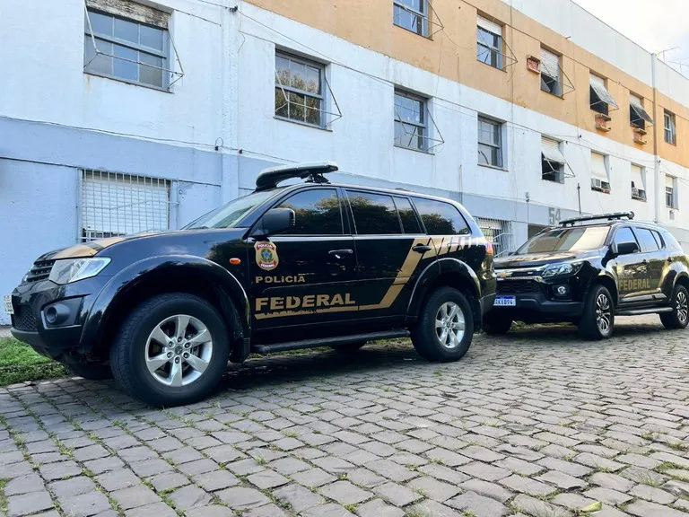 Foi cumprido um mandado de busca e apreensão, expedido pela 3ª Vara Criminal de Santa Maria - Justiça Estadual.