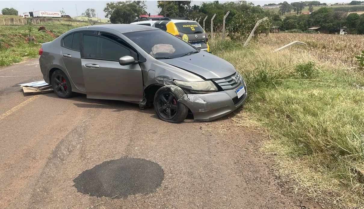 Honda Civic derrubou postes no Jardim Itália