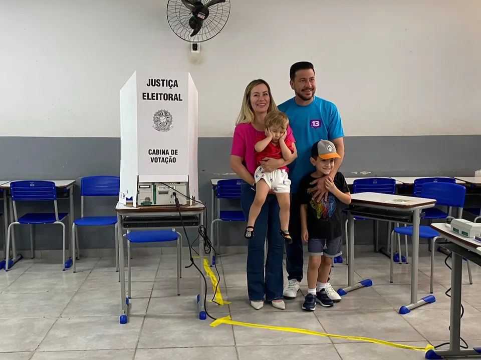 Jane Reis com a família durante a votação