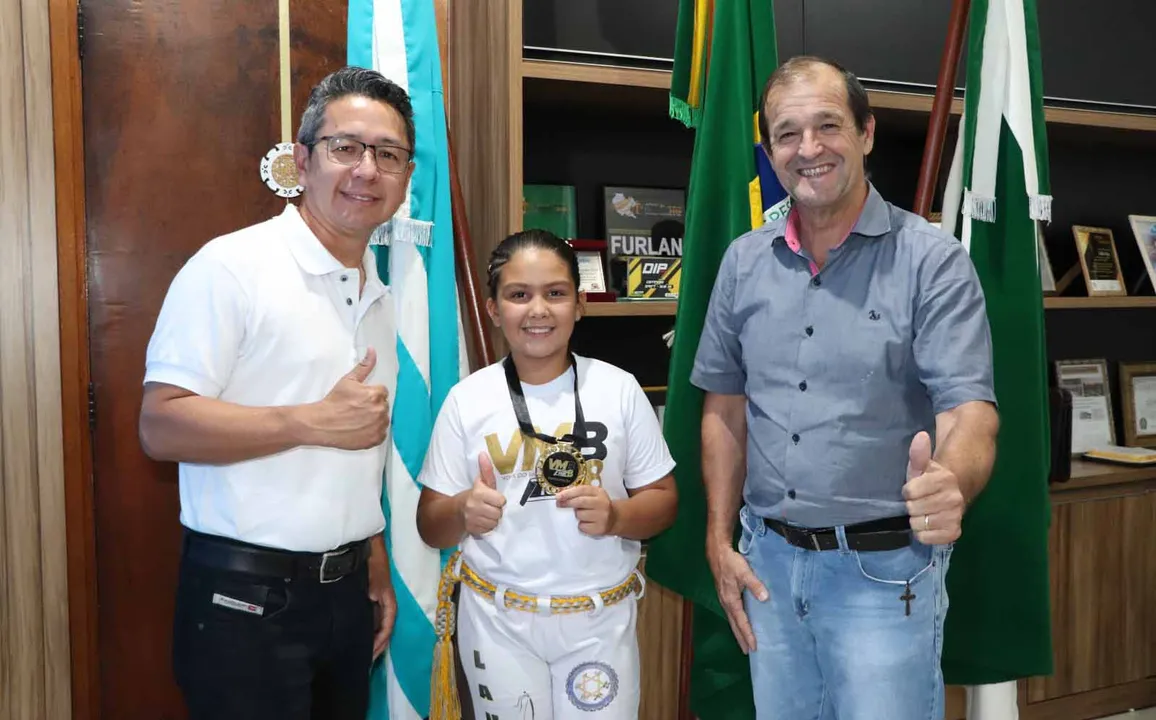 Laurinha ladeada pelo vice-prefeito  Moises Santos e pelo prefeito Furlan